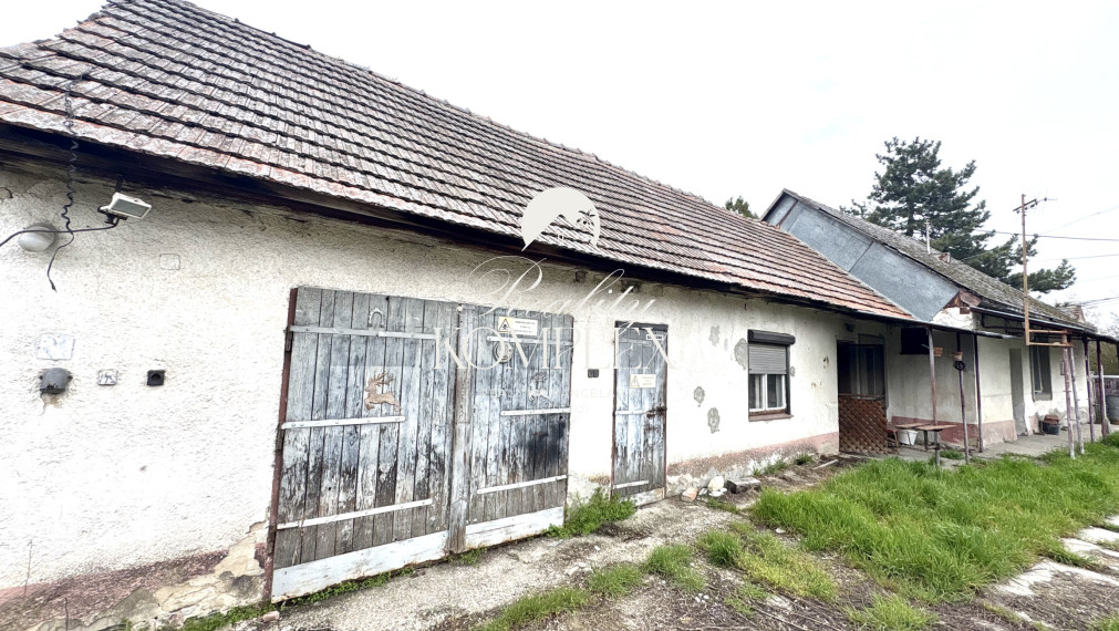 Reality KOMPLEX s.r.o. ponúka EXKLUZÍVNE na predaj rodinný dom v tichej a obľúbenej lokalite s veľkým pozemkom v Komárne – mestskej časti Kava !!!