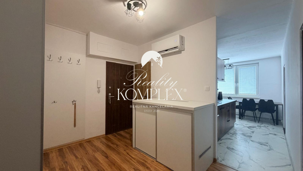 Reality KOMPLEX s.r.o. Vám EXKLUZÍVNE ponúka na predaj krásny, kompletne zrekonštruovaný 3-izbový byt s dvoma balkónmi, klimatizáciou a množstvom úložného priestoru na Gazdovskej ulici v Komárne.