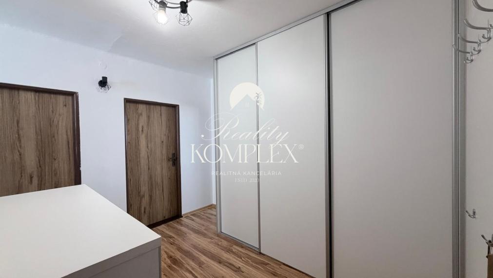 Reality KOMPLEX s.r.o. Vám EXKLUZÍVNE ponúka na predaj krásny, kompletne zrekonštruovaný 3-izbový byt s dvoma balkónmi, klimatizáciou a množstvom úložného priestoru na Gazdovskej ulici v Komárne.