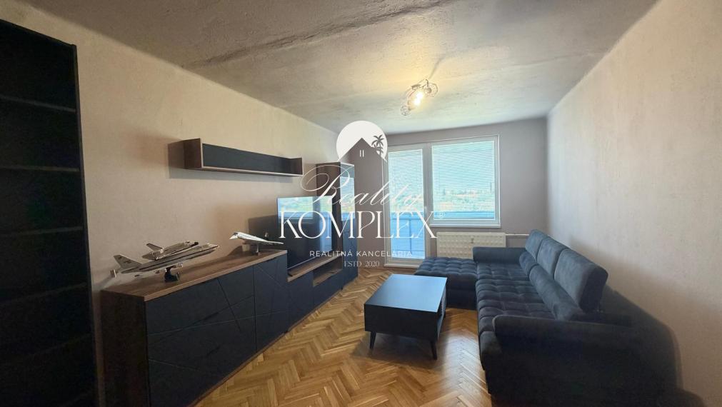 Reality KOMPLEX s.r.o. Vám EXKLUZÍVNE ponúka na predaj krásny, kompletne zrekonštruovaný 3-izbový byt s dvoma balkónmi, klimatizáciou a množstvom úložného priestoru na Gazdovskej ulici v Komárne.