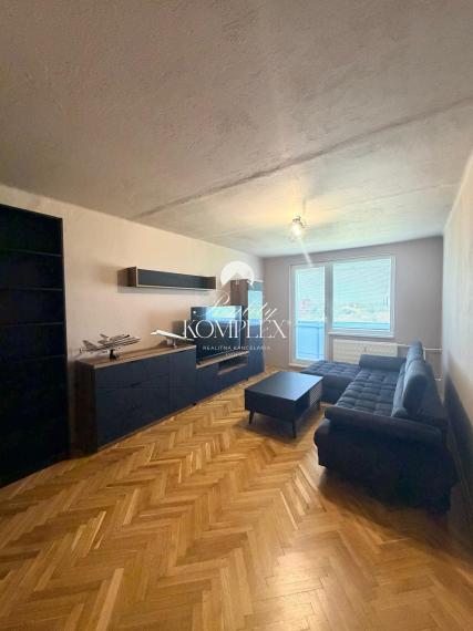 Reality KOMPLEX s.r.o. Vám EXKLUZÍVNE ponúka na predaj krásny, kompletne zrekonštruovaný 3-izbový byt s dvoma balkónmi, klimatizáciou a množstvom úložného priestoru na Gazdovskej ulici v Komárne.