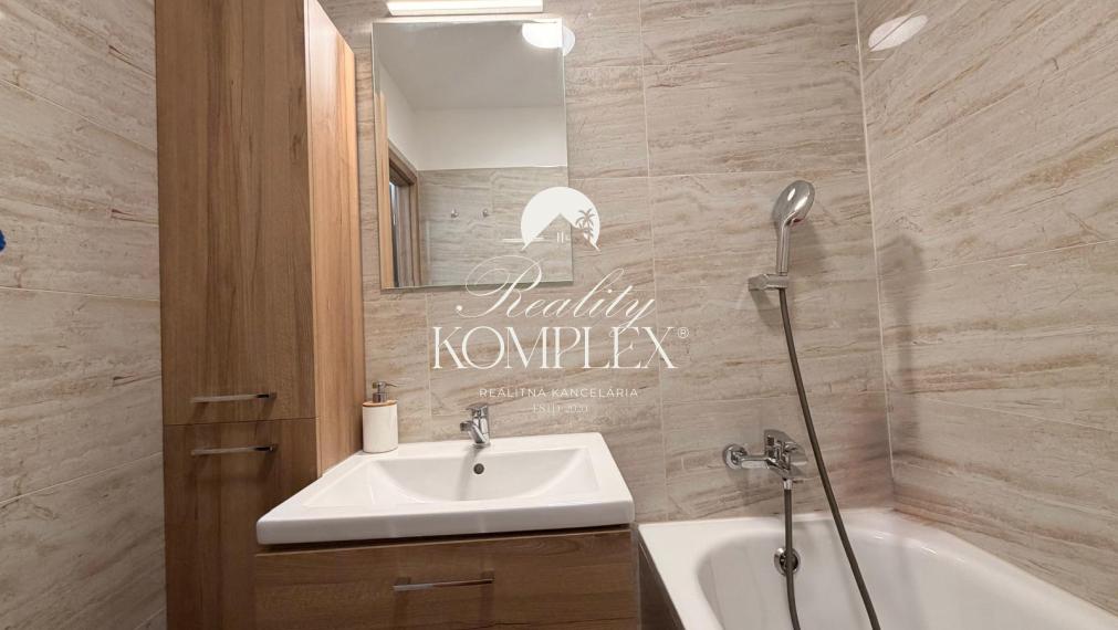 Reality KOMPLEX s.r.o. Vám EXKLUZÍVNE ponúka na predaj krásny, kompletne zrekonštruovaný 3-izbový byt s dvoma balkónmi, klimatizáciou a množstvom úložného priestoru na Gazdovskej ulici v Komárne.
