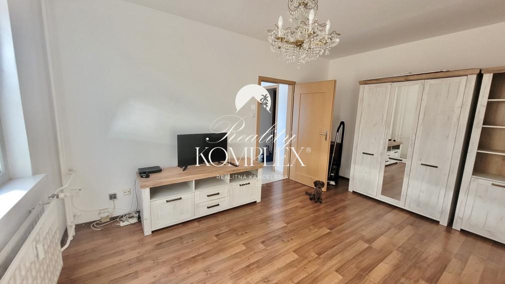 Reality KOMPLEX s.r.o., Vám  ponúka prenájom útulného, úplne rekonštruovaného, priestranného  1  izbového bytu na ulici Dunajské nábrežie.