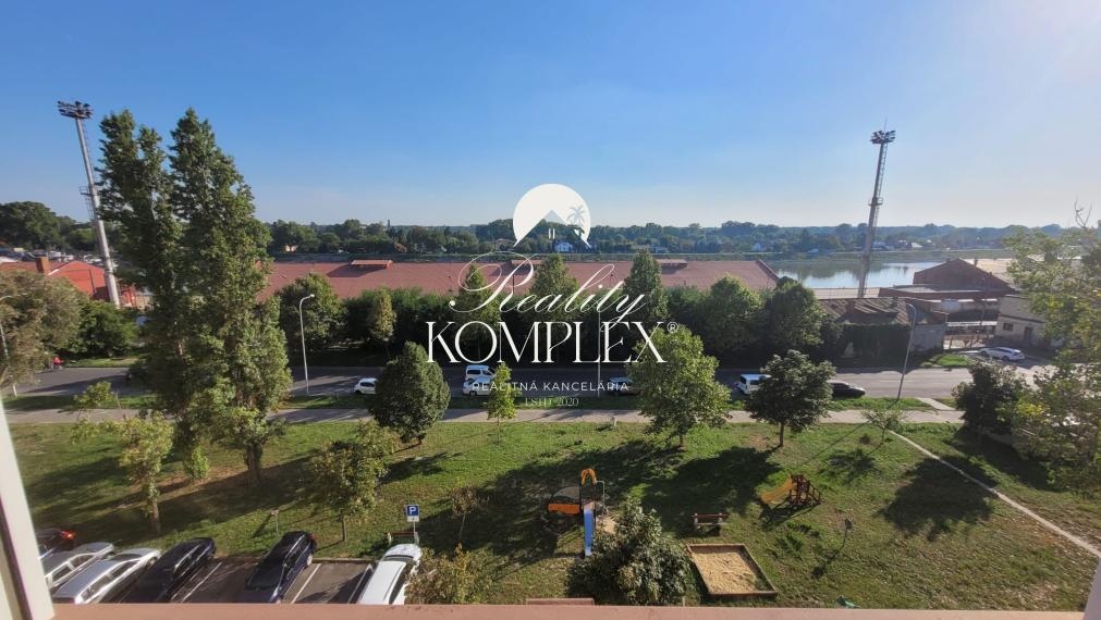 Reality KOMPLEX s.r.o., Vám  ponúka prenájom útulného, úplne rekonštruovaného, priestranného  1  izbového bytu na ulici Dunajské nábrežie.