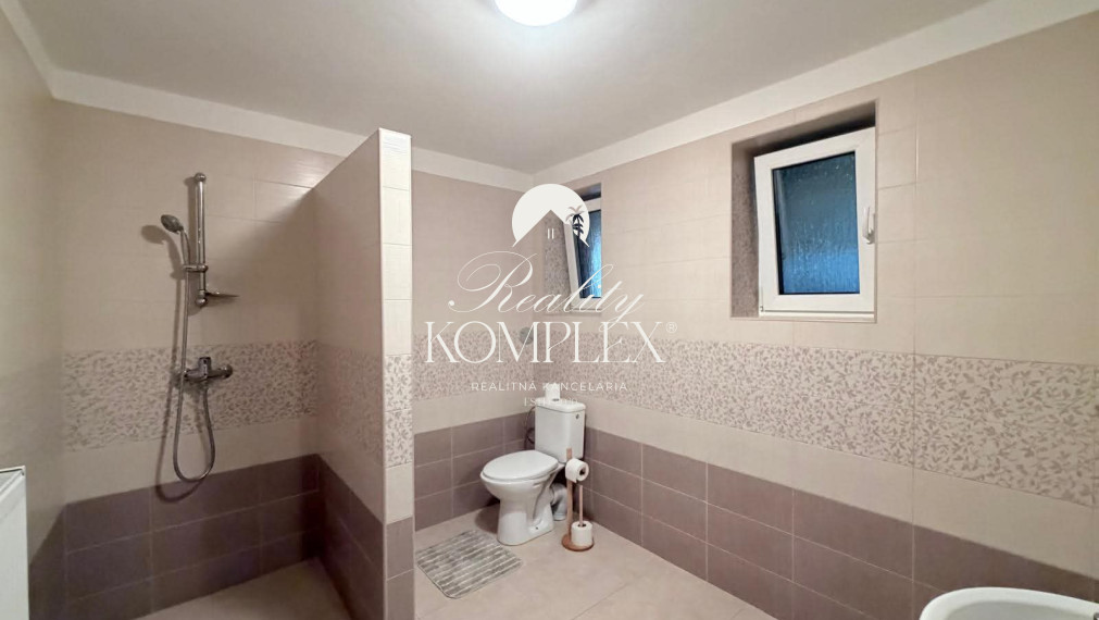 Reality KOMPLEX s.r.o. vám exkluzívne ponúka na predaj dvojgeneračný rodinný dom v Kolárove
