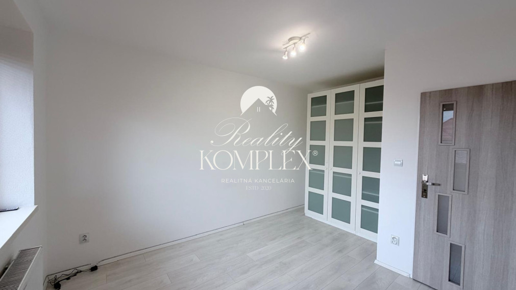 Reality KOMPLEX s.r.o. vám exkluzívne ponúka na predaj dvojgeneračný rodinný dom v Kolárove