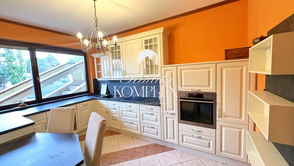 Reality KOMPLEX s.r.o. Vám ponúka na predaj priestranný viacpodlažný rodinný dom s úžitkovou plochou 340 m², dvojgarážou, samostatne využiteľným suterénom, terasami a pozemkom s výmerou 600 m²