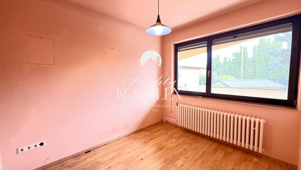 Reality KOMPLEX s.r.o. Vám ponúka na predaj priestranný viacpodlažný rodinný dom s úžitkovou plochou 340 m², dvojgarážou, samostatne využiteľným suterénom, terasami a pozemkom s výmerou 600 m²