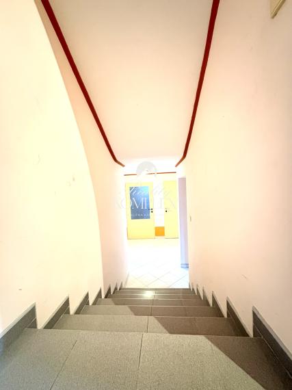 Reality KOMPLEX s.r.o. Vám ponúka na predaj priestranný viacpodlažný rodinný dom s úžitkovou plochou 340 m², dvojgarážou, samostatne využiteľným suterénom, terasami a pozemkom s výmerou 600 m²