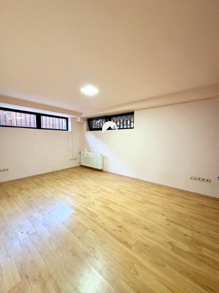 Reality KOMPLEX s.r.o. Vám ponúka na predaj priestranný viacpodlažný rodinný dom s úžitkovou plochou 340 m², dvojgarážou, samostatne využiteľným suterénom, terasami a pozemkom s výmerou 600 m²