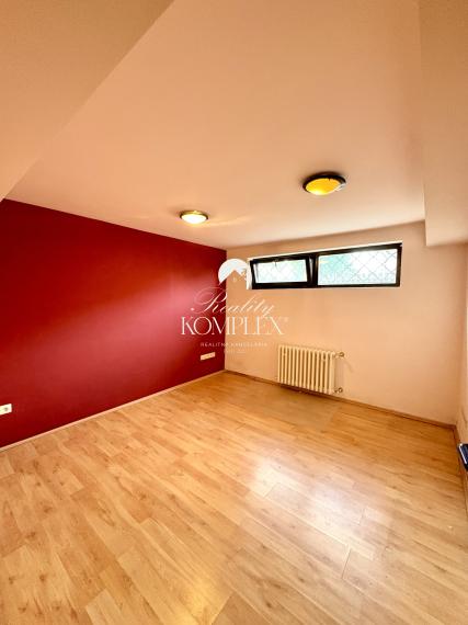 Reality KOMPLEX s.r.o. Vám ponúka na predaj priestranný viacpodlažný rodinný dom s úžitkovou plochou 340 m², dvojgarážou, samostatne využiteľným suterénom, terasami a pozemkom s výmerou 600 m²