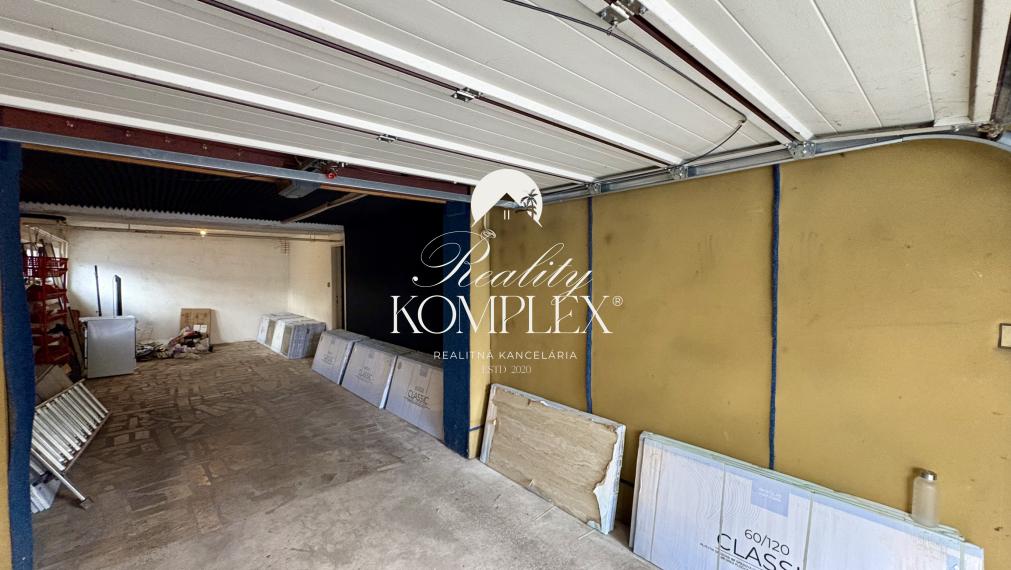 Reality KOMPLEX s.r.o. Vám ponúka na predaj priestranný viacpodlažný rodinný dom s úžitkovou plochou 340 m², dvojgarážou, samostatne využiteľným suterénom, terasami a pozemkom s výmerou 600 m²