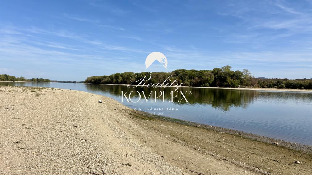 Exkluzívne iba u nás !!! Reality KOMPLEX s.r.o., Vám ponúka zrekonštruovaný 4 izbový rodinný dom s garážou a s veľkým pozemkom vo vyhľadávanej lokalite v úplne tichom prostredí, v obci Radvaň nad Dunajom, 250m od piesočnatej pláže Dunaja !!!