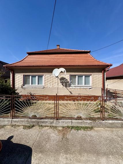 Exkluzívne iba u nás !!! Reality KOMPLEX s.r.o., Vám ponúka zrekonštruovaný 4 izbový rodinný dom s garážou a s veľkým pozemkom vo vyhľadávanej lokalite v úplne tichom prostredí, v obci Radvaň nad Dunajom, 250m od piesočnatej pláže Dunaja !!!