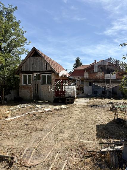 Exkluzívne iba u nás !!! Reality KOMPLEX s.r.o., Vám ponúka zrekonštruovaný 4 izbový rodinný dom s garážou a s veľkým pozemkom vo vyhľadávanej lokalite v úplne tichom prostredí, v obci Radvaň nad Dunajom, 250m od piesočnatej pláže Dunaja !!!