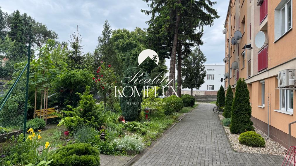 Iba u nás!!! Reality KOMPLEX s.r.o. Vám ponúka od spoľahlivého majiteľa na prenájom, slnečný 2 izbový, kompletne zariadený byt vo výbornej lokalite v Komárne !!!