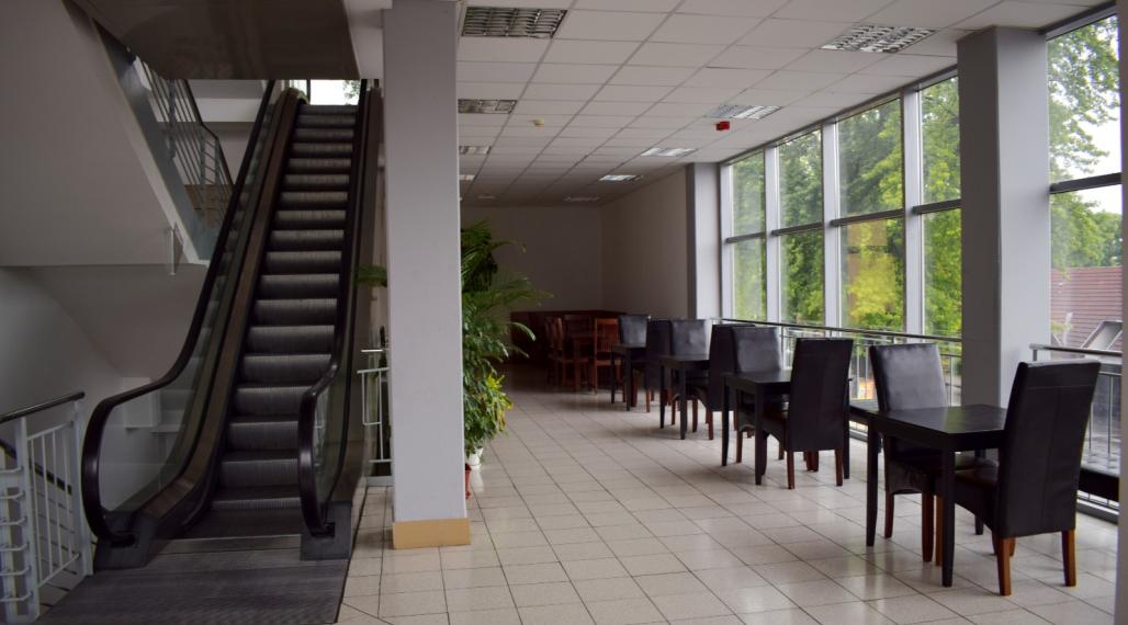 Kiadásra kínálunk üzlet helységeket, irodai helységeket Komárom központjában