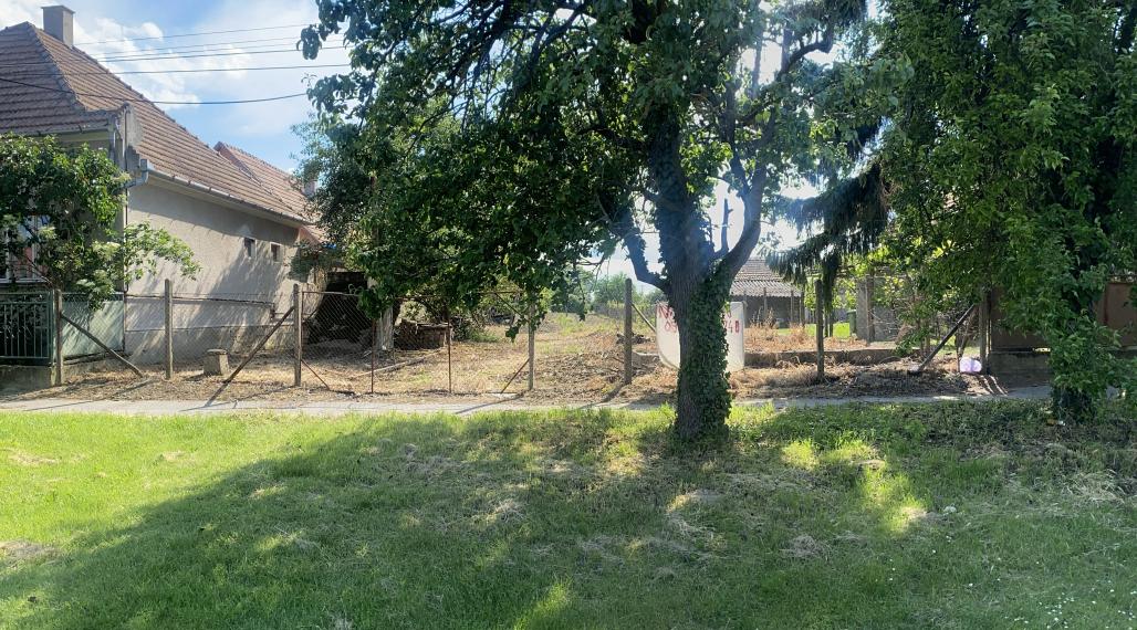 IBA U NÁS! Reality KOMPLEX s.r.o., Vám ponúka na predaj  pozemok v prekrásnej dedine, v obci Moča, vhodný na stavbu rodinného domu!