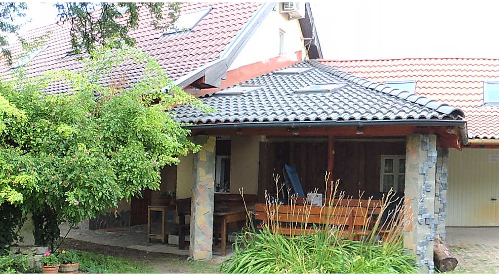 Reality KOMPLEX s.r.o. Vám ponúka na PREDAJ viacgeneračný rodinný dom len 60 km od BA!!