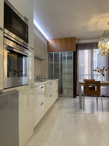 Reality KOMPLEX s.r.o. Vám ponúka na predaj LUXUSNÝ 2 izbový byt v absolútnom centre mesta Komárno na Nádvorí Európy!