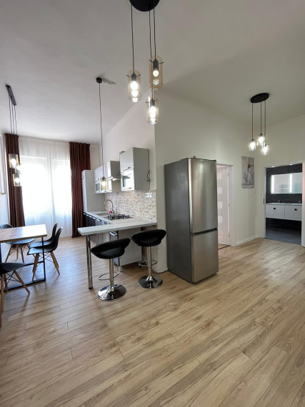 Iba u nás!!! Vám Reality KOMPLEX s.r.o., ponúka na prenájom Luxusne prerobený 3-izbový byt priamo v centre Komárna!!!