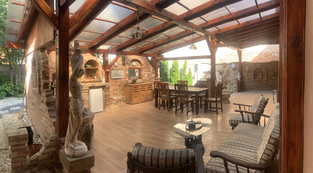 Reality Komplex s.r.o. Vám ponúka do PRENÁJMU čarovný, úplne zrekonštruovaný a zariadený rodinný dom v centre Komárna!