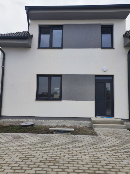 Reality Komplex s.r.o. Vám ponúka na PREDAJ dvojpodlažný rodinný dom v radovej zástavbe v Zemianskej Oľči.