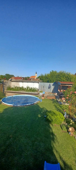 !!! LEN U NÁS!!! Reality KOMPLEX s.r.o. Vám ponúka NA PREDAJ rodinný dom v Kostolných Kračanoch