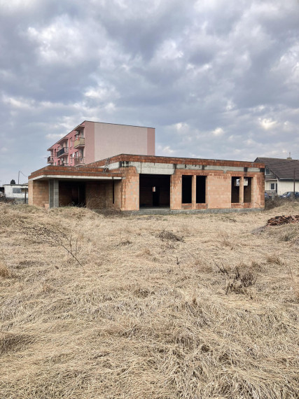 Reality Komplex s.r.o Vám ponúka na predaj polyfunkčný objekt v Zlatnej na Ostrove.