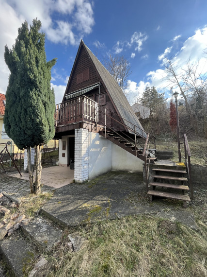 Výrazná zľava!!! Reality KOMPLEX s.r.o. Vám ponúka na PREDAJ víkendový domček v Maďarsku v obci Dunaalmás.