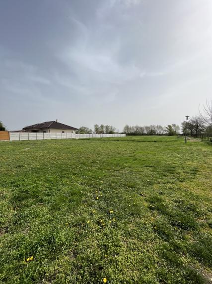 Exkluzívne iba u nás Vám Reality KOMPLEX s.r.o., ponúka na predaj lukratívny  stavebný pozemok v Komárne časť Ďulov Dvor!!!