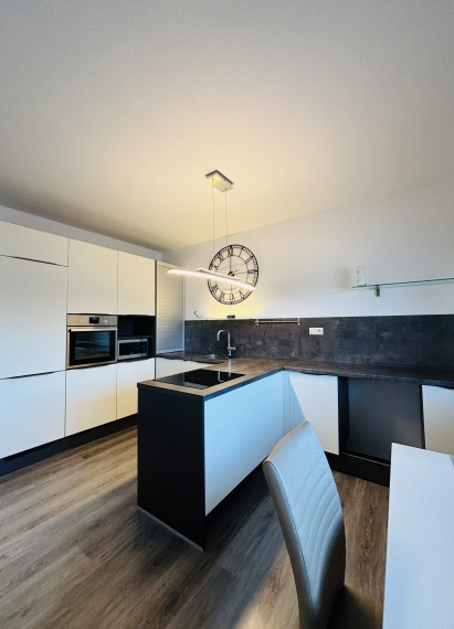 Exkluzívne iba u nás Vám Reality KOMPLEX s.r.o., ponúka na predaj útulný, úplne rekonštruovaný, moderný 2  izbový svojpomocný byt v tichej lokalite Mesta Komárno.