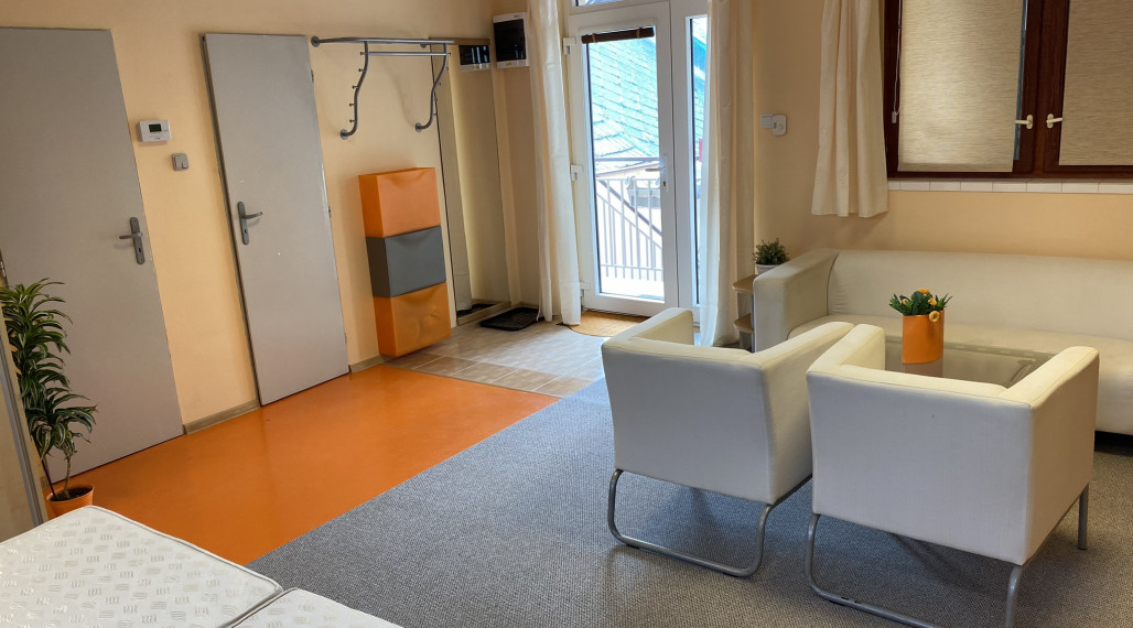 Exkluzívne iba u nás Vám Reality KOMPLEX s.r.o., ponúka na prenájom  priestranný 1 izbový byt v centre Komárna.