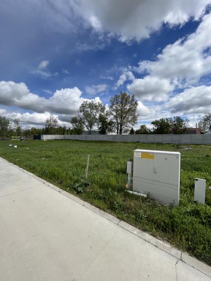 ZNÍŽENÁ CENA !!! Exkluzívne iba u nás Vám Reality KOMPLEX s.r.o. ponúka na predaj lukratívny veľký stavebný pozemok  v obytnom parku SOHO v Komárne!!!