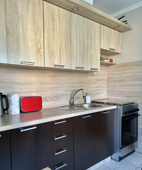 Reality komplex s.r.o., Vám  ponúka prenájom útulného, úplne rekonštruovaného, priestranného  1  izbového bytu s balkónom  na Jazernej ulici.