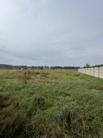 Reality KOMPLEX s.r.o., Vám ponúka na PREDAJ veľký rovinatý ​​​​​​stavebný pozemok za veľmi výhodnú cenu v centre obci Iža za super cenu!!!