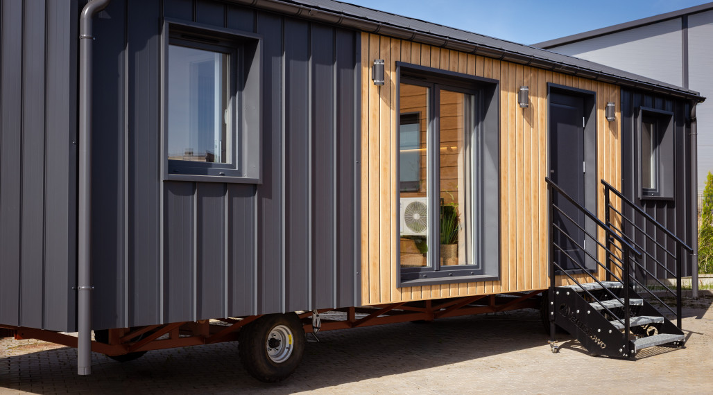 Exkluzívne iba u nás Vám Reality KOMPLEX s.r.o., ponúka na PREDAJ nový CELOROČNE OBÝVATEĽNÝ MOBILNÝ DOM BALI s rozmerom 10x3,5m!!!