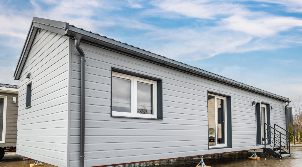 Exkluzívne iba u nás Vám Reality KOMPLEX s.r.o., ponúka na PREDAJ nový CELOROČNE OBÝVATEĽNÝ MOBILNÝ DOM MALTA s rozmerom 13,2x4,3m!!!