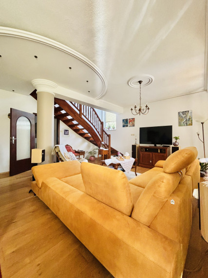 Exkluzívne IBA U NÁS Vám Reality komplex s.r.o., ponúka elagantný, úplne rekonštruovaný 4 izbový rodinný dom  v obľubenej lokalite  Mesta Komárno !