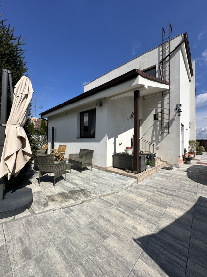 Reality KOMPLEX s.r.o. Vám ponúka EXKLUZÍVNE  na predaj rodinný dom s hospodárskymi budovami v obci Vozokany okr.Galanta