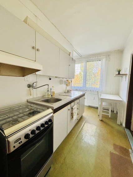 Exkluzívne iba u nás Vám Reality KOMPLEX s.r.o., ponúka na prenájom čiastočne rekonštruovaný  2  izbový byt blízko od centra Mesta Komárno.