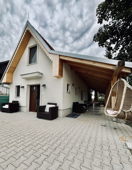 Reality komplex s.r.o., Vám ponúka na predaj rekreačnú chatu, hajloch s vinicou v obci Chotín  10 km od mesta Komárno !