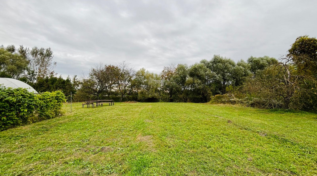 Reality KOMPLEX s.r.o., Vám ponúka EXKLUZÍVNE na predaj pozemok so starším domom v obci Čičov