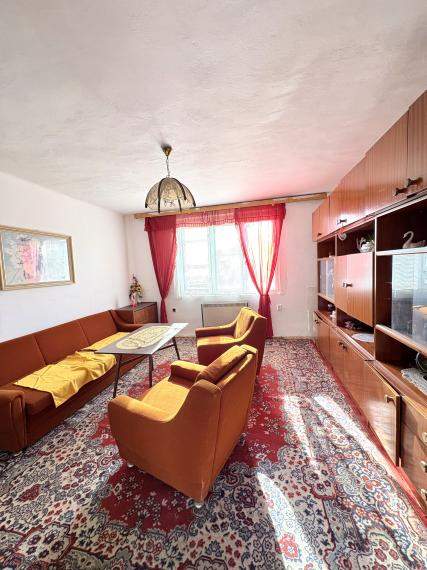 ZNÍŽENÁ CENA !!! Iba u nás!!! Reality KOMPLEX s.r.o., Vám ponúka na predaj 2-izbový rodinný dom vo vyhľadávanej lokalite vo Svätom Petri s veľkým pozemkom o celkovej výmere 1554m2 za SUPER CENU