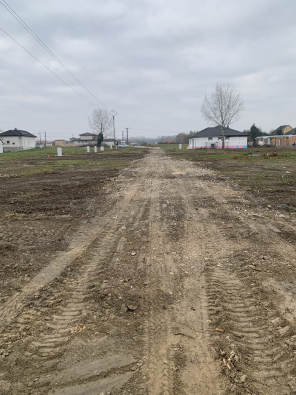 Reality KOMPLEX s.r.o. Vám ponúka na PREDAJ pekné, rovinaté pozemky vo veľmi dobrej lokalite mesta Komárom, v Maďarsku!!