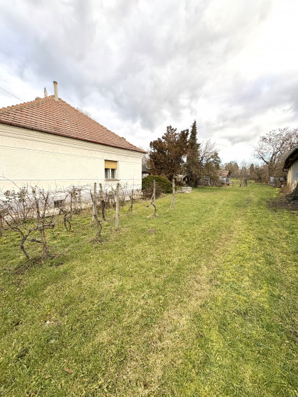 VÝRAZNÁ ZĽAVA !!! MIMORIADNÁ PONUKA!!! Reality KOMPLEX s.r.o., Vám ponúka  zariadený 4 izbový rodinný dom s veľkým pozemkom a s garážou vo vyhľadávanej lokalite v obci Rúbaň okres Nové Zámky !!!