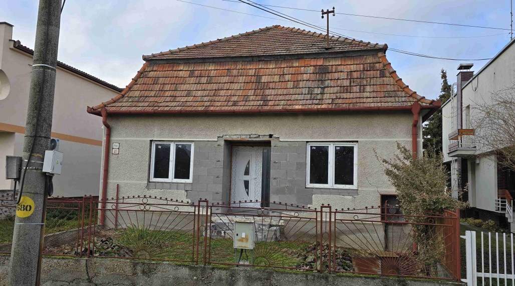 Exkluzívan csak nálunk! A Reality KOMPLEX s.r.o. eladásra kínál egy családi házat Gútán (Kolárovo).