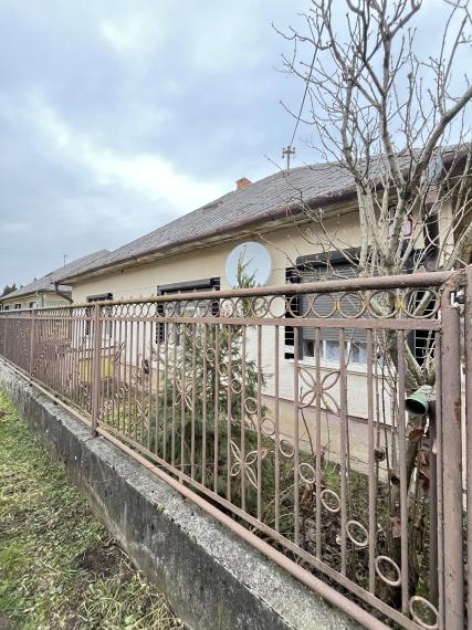 Reality KOMPLEX s.r.o., Vám ponúka na predaj  rodinný dom v obci Strekove v okrese Nové Zámky!