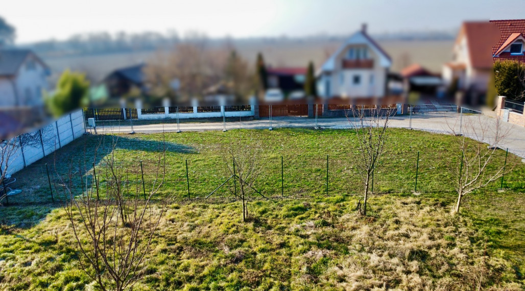 Reality KOMPLEX s.r.o. Vám ponuka NA PREDAJ jedinečný pozemok v obci Ohrady.
