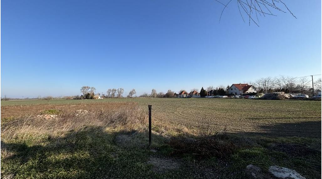 Reality KOMPLEX s.r.o., Vám EXKLUZÍVNE ponúka na predaj stavebný pozemok  v obci Zemianská Olča.